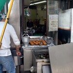 小島屋豆富店 - ドーナツ作り中