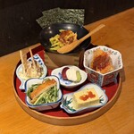 酒場ニホレモ - ■おばんざい5種盛り合わせ ¥1.980 (真ん中のぶどうは店長のサービス♡)