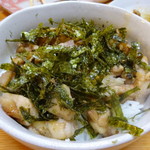 とり雅 - 鳥丼目玉焼きをのけてみての撮影