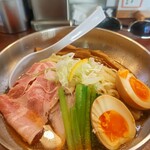 麺の風 祥気 - 冷しド煮干そば 1250円(味玉店主の心遣い)