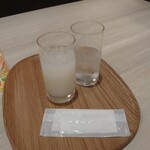 オリーブの丘 - ドリンク写真:カルピスソーダとお冷