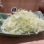 とんかつ新宿さぼてん - たっぷりのキャベツ