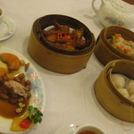 鳳城酒家 - 點心３種と乳猪の残骸