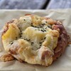 Boulangerie Queue - 「タコスミートピザ」 サクッと固め、歯切れ良いハードパン。なにげにイモが美味しい