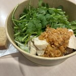 WithGreen - 料理写真:蒸し鶏とパクチーのサラダ