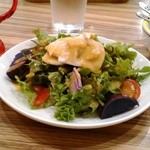 ランチセットサラダは１０種の野菜とゆで鶏の彩りサラダ