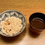 山城屋庄蔵 - 【食事・止椀】白菜糠漬け 干し海老 炊込みご飯 ＆ 赤出汁 太白しらたき