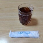 天たつ - ドリンク写真:麦茶とお手拭き