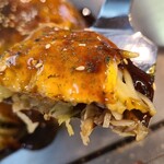広島鉄板 お好み焼き Re.半田流 - オタフクソース【専門店用】の控えめなフルーティーな甘み、千切り甘藍も麺も軟らかくフワッとしており、豚バラ肉3枚を使うことで旨みもあり、味わいのバランスが良い