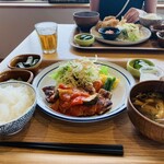 八海山みんなの社員食堂 - 料理写真:八海定食(肉)1450円。本日のメインは国産豚ロースの塩麹焼き、夏野菜のトマトソース。