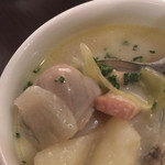 ヴィエイユ ヴィーニュ - 蛤、アサリ、ベーコン、玉ねぎ、じゃがいも…。
      あったか〜くて美味しい！