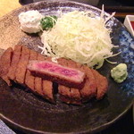 牛かつ もと村 新橋店 - 食べやすいサイズにカットされています