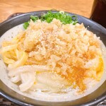 うどん 丸香 - 天かすと胡麻を掛けた食べる直前の釜たま