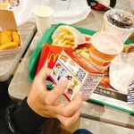 マクドナルド - 結果、秒でゴミ化するオモチャのシール貼りから始める笑