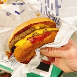 マクドナルド - 見た目は肉厚か？ですが、お味は牛を食べてる感がよいですね！どうせ食べるならダブルで正解(*^^*)