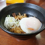 麺屋 にぼすけ - 温玉炊込豚飯