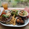 ヒルロードカフェ - 初夏のスペシャルプレート（ジャンバラヤオムライス-デミグラスソース、黒酢油淋風味ヌードル、アイスティー-ジンジャーピーチ）