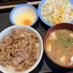 松屋 - 料理写真:牛丼、豚汁、サラダ、生卵