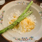 il tram - アスパラをローストして、たっぷりのペッコリーノチーズと半熟卵でいただきます。春らしくていいです