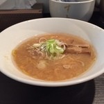 すみれ - ラー博は俺の社員食堂。  濃厚味噌半拉麺葱追加二番勝負  其の二  ミニ味噌ラーメソ！  脂多めで湯気は見えないけど、火傷しそうなほど熱いのです。ミニだと0.6人前って感じ