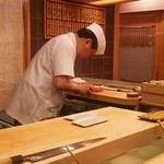 鮨処 平野 - 大とろを切る大将