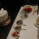 Shang Palace - ちょっと狭いテーブルに調味料が並べられます。