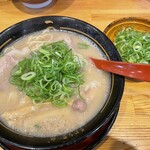 豚旨うま屋ラーメン - 料理写真:特製ラーメン790円