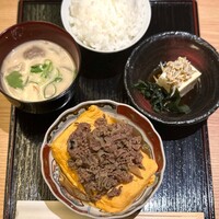 北新地 つきしろ - 肉盛りだし巻き玉子定食(1,500円)
                    ご飯(中)･粕汁･小鉢付き