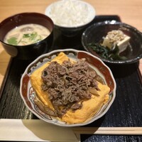 北新地 つきしろ - 肉盛りだし巻き玉子定食(1,500円)
                    ご飯(中)･粕汁･小鉢付き