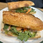 イキ ロースタリー&イータリー - エビのバインミーバケット