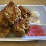 とよ唐亭 - 料理写真:弁当のおかずは大きな唐揚げが5つとポテトサラダとお漬物です。 唐揚げはげんこつの名前の通りとっても大きくてジューシーな秘伝のタレに24時間以上漬けこんだ鶏肉を使った味付きの美味しい唐揚げです。