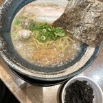 新潟らーめん 無尽蔵 味噌と出汁 - 料理写真:貝出汁しお 880円