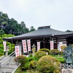 二八そば 季節料理 八木 - 本堂はあじさいに囲われた中腹にあります