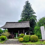 二八そば 季節料理 八木 - 瓦葺きの趣ある門