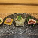 にほんしゅ椿 日本酒BAR - にらたま
            とろぱん
            ホタテとマッシュルームのキウイマリネ
            合鴨スモークのオレンジジュレ
            チョコレートサラミ