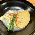 にほんしゅ椿 日本酒BAR - 鶏肉のチーズレモン蒸し春野菜添え