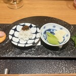 にほんしゅ椿 日本酒BAR - レバーペースト
            こむすび
            セロリと長芋のお漬物
            鯛の酒盗
            
