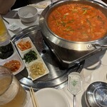 韓国料理サムギョプサル アンニョン - 完成系です！辛さは激辛ではない！甘さと海鮮の風味が絶妙すぎました！✨また、パンチャ(オカズ)の味付けが、本場の韓国を思い出す美味しさでした！凄くどれも食べやすかったです！