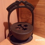 馳走　かく田 - インテリア？灰皿？私の横には鉄瓶が