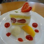 ティーラウンジ オークレール - ２回目の訪問の「あまおうショートケーキ」通常486円前回とは飾りつけが違うね！