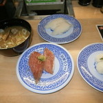 無添くら寿司 - あさりの味噌汁、マグロ、イカ、エンガワ