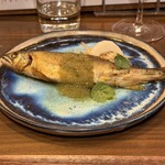釀造科 oryzae - 鮎の丸ごとコンフィ　発酵きゅうりと蓼のソース