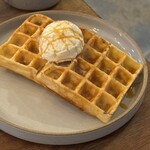 &:C TOKYO COFFEE - ダーク＆リッチワッフル（800円） ジェラート添え（+200円）