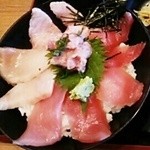 まぐろ堂 - マグロ食べ比べ丼のアップです。