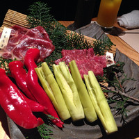 和牛懐石 但馬屋 梅田 - タレものと、焼き野菜。
                万願寺とうがらしの赤！が美しい〜
                甘口なタレの味とややピリリとする万願寺とうがらしが素敵にコンビネーション♪でした( ´艸｀)