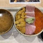 海鮮丼 とと丸 - 料理写真: