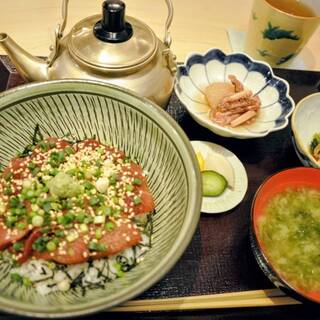 天然魚を使った名物「りゅうきゅう」