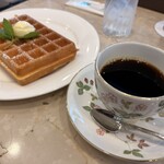 カフェ 英國屋 - 料理写真:プレーンワッフルとブレンドコーヒーのセット。