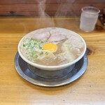 博多だるま - 料理写真:○月見ラーメン+ワンタンしゃん(950円+200円)