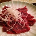 太郎 - 鯨の尾身です。臭み無く歯ごたえよく味がいい。鯨って美味しいんですね(笑)